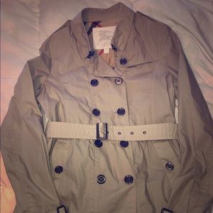 BURBERRY trench coat, size 14 youth ♥️